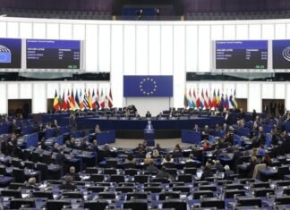 Европарламент заморозил одобрение торгового соглашения между ЕС и США из-за тарифных угроз Трампа