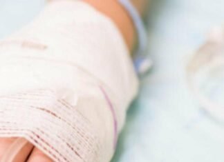 В Запорожье женщина выбросила ребенка из окна и прыгнула следом.