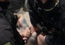 В Запорожье мужчина ранил ножом двух человек в общежитии: один из пострадавших скончался