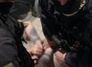 В Запорожье мужчина ранил ножом двух человек в общежитии: один из пострадавших скончался