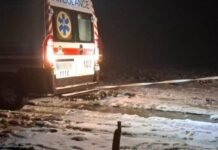 В Запорожском районе спасатели помогли отбуксировать карету «скорой»