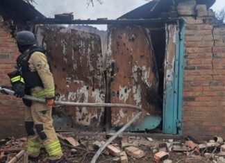 В Запорожской области в результате обстрела загорелись гараж и дворовая постройка