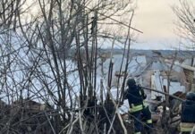 В Запорожском районе в результате атаки загорелись дом и автомобили