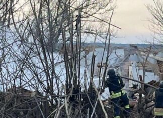 В Запорожском районе в результате атаки загорелись дом и автомобили