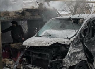 В Запорожском районе в результате вражеских атак горели гаражи и автомобиль