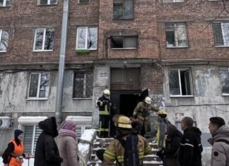 В Запорожье произошел пожар в многоэтажке: из здания эвакуировали семью с детьми
