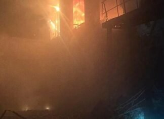 В Запорожском районе обстрелы вызвали возгорание учебного заведения и сооружений с дровами