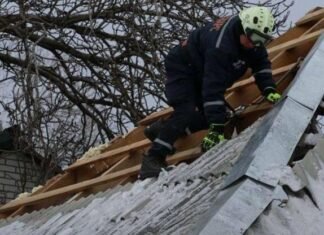 В Запорожье ликвидировали последствия вражеских атак: повреждено 31 здание