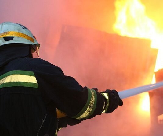 В Запорожской области во время пожара спасатели вытащили женщину из задымленной квартиры