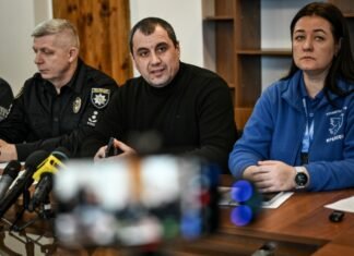 «Вышел на улицу — слышишь дрон и бежишь в первую открытую дверь»: о чем говорят семьи с детьми, принудительно выезжающими из Кушугума