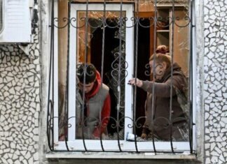 В Хортицком районе Запорожья после вражеской атаки повреждены два многоквартирных дома