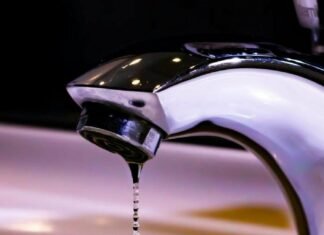 В центре Запорожья из-за аварийных работ отключили воду в ряде многоэтажек и частном секторе