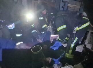 После обстрела в Запорожском районе из-под завалов вытащили пожилую женщину