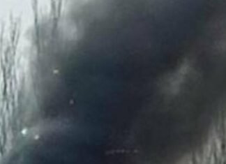 В Запорожье вследствие вражеского удара по спальному району загорелся автомобиль