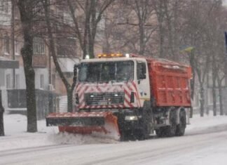 Запорожскую область засыпало снегом: к уборке привлекли более 500 коммунальщиков