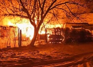 В Запорожье возник пожар в результате вражеского попадания