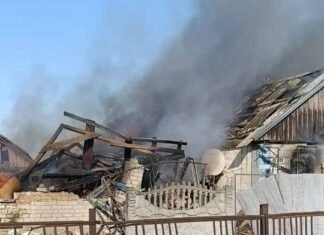 Из-за обстрелов в Запорожье и районе произошло шесть пожаров: горели автомобили, жилые дома и складские помещения