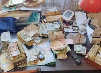 СБУ разоблачила схему уклонения от мобилизации: у главы ВВК нашли 300 тысяч долларов