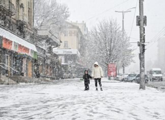 К морозам добавится снег и ветер: где сегодня ухудшится погода