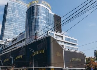 Киевский небоскреб «Гулливер» возобновил работу после трехмесячного перерыва