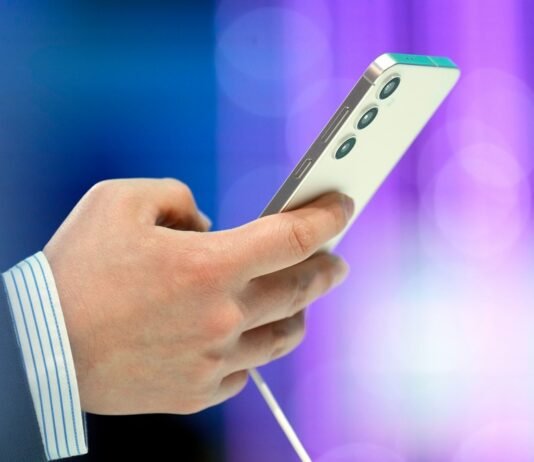 Импорт телефонов в Украину вырос почти на половину в январе. 58% ввезли из Китая