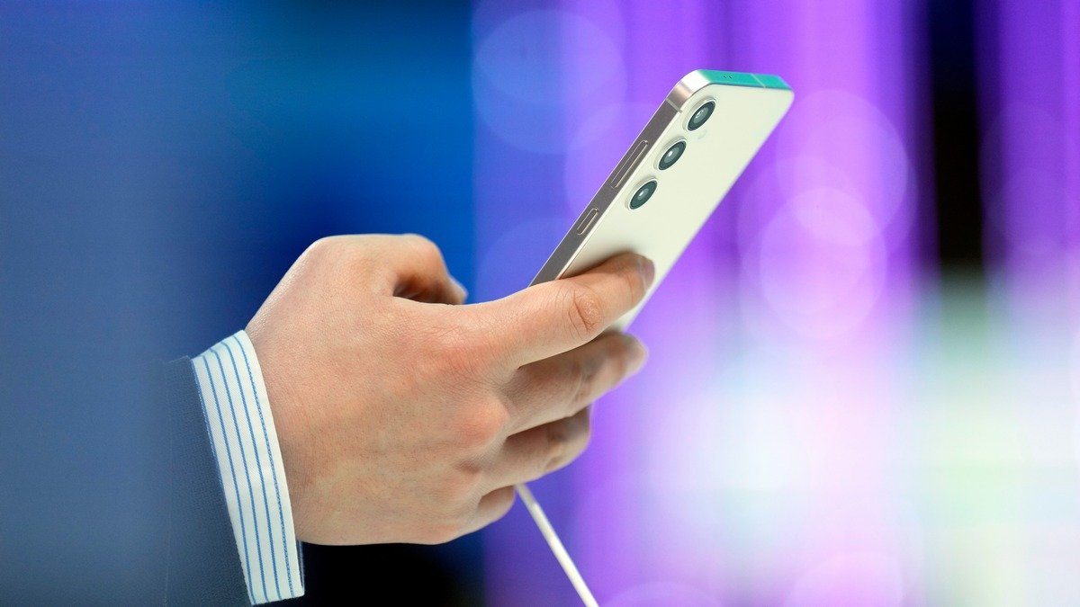 Импорт телефонов в Украину вырос почти на половину в январе. 58% ввезли из Китая