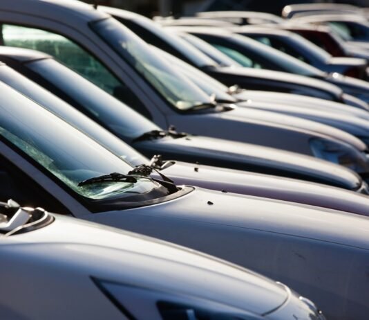 Украинцы завезли почти полмиллиона автомобилей за 2025 год