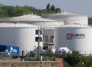 Reuters: США притормозили продажу активов Лукойла из-за мирных переговоров по Украине