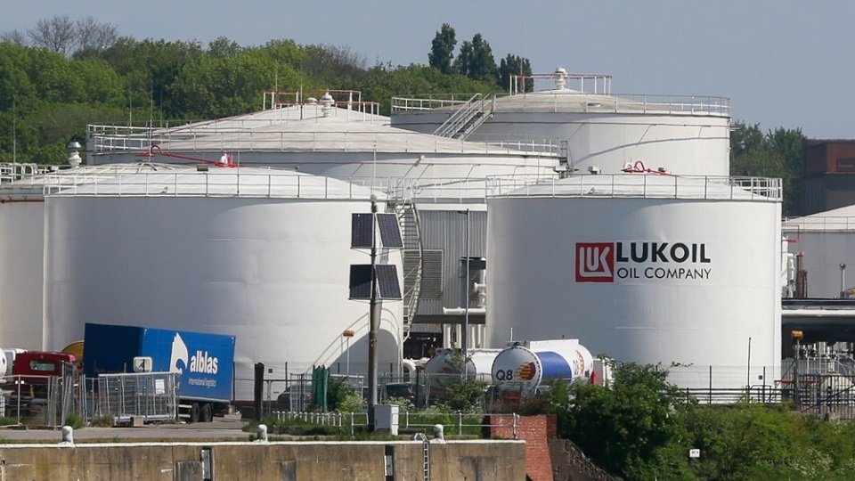 Reuters: США притормозили продажу активов Лукойла из-за мирных переговоров по Украине