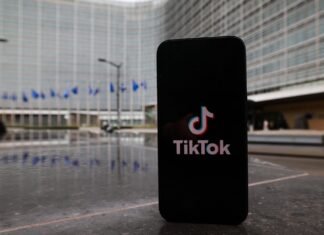 ЕС требует от TikTok выключить бесконечную прокрутку ленты, грозит штрафом