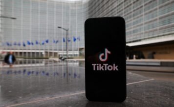 ЕС требует от TikTok выключить бесконечную прокрутку ленты, грозит штрафом