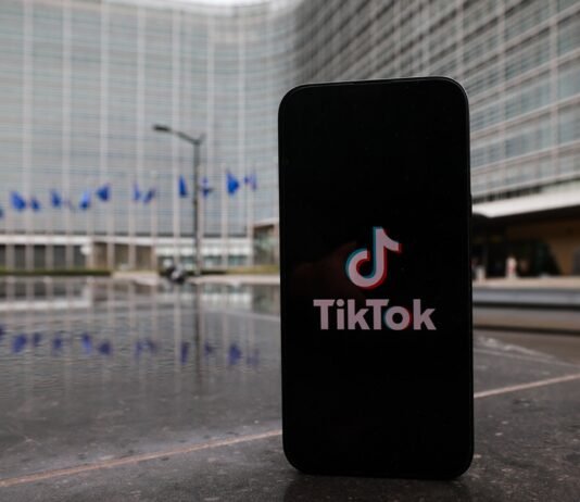 ЕС требует от TikTok выключить бесконечную прокрутку ленты, грозит штрафом