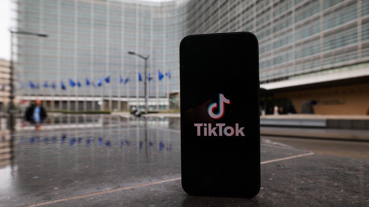 ЕС требует от TikTok выключить бесконечную прокрутку ленты, грозит штрафом