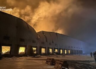 После атаки РФ горит склад Roshen в Киевской области – фото