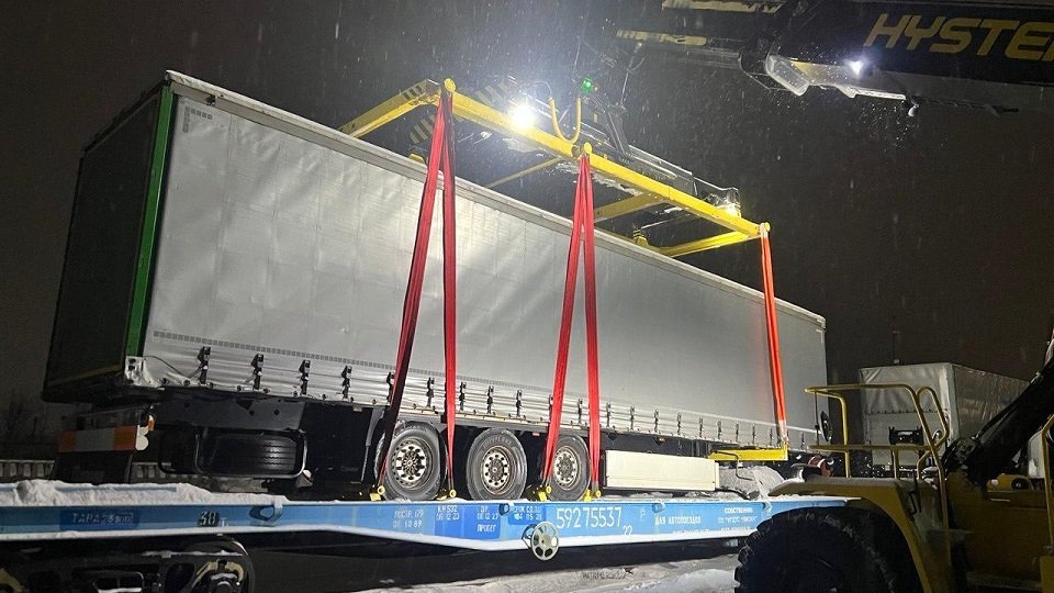 Украина впервые отправила контрейлерный поезд в Венгрию, частично – по евроколее: фото