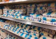 АМКУ приказал 90 торговым сетям пересмотреть ценовую политику на сахар