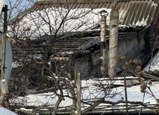 В Запорожье спасатели погасили возгорание крыши дома