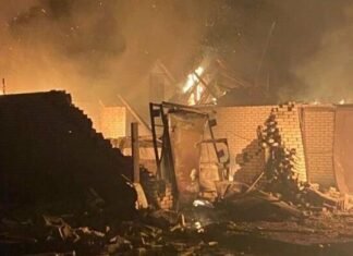 В Запорожском районе из-за вражеских атак загорелись два дома, машины, трактор и газовая труба