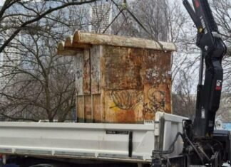 В Запорожье принудительно демонтировали незаконный МАФ