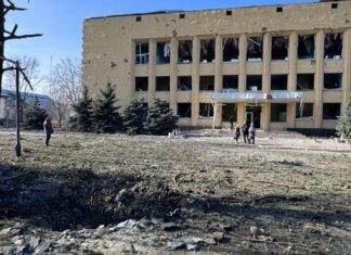 В Запорожской области в результате вражеских атак повредило здание сельсовета, склад, дома и автомобиль, — ГСЧС