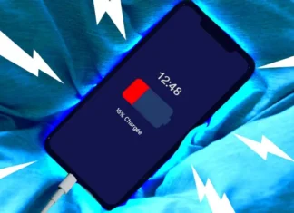 Чи безпечно спати поруч із телефоном, що заряджається: коротке пояснення фахівця