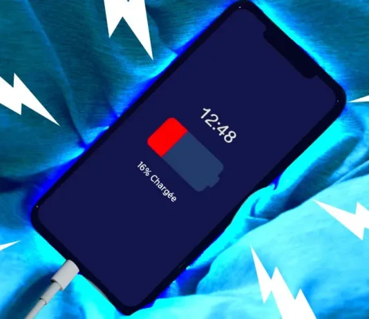 Чи безпечно спати поруч із телефоном, що заряджається: коротке пояснення фахівця