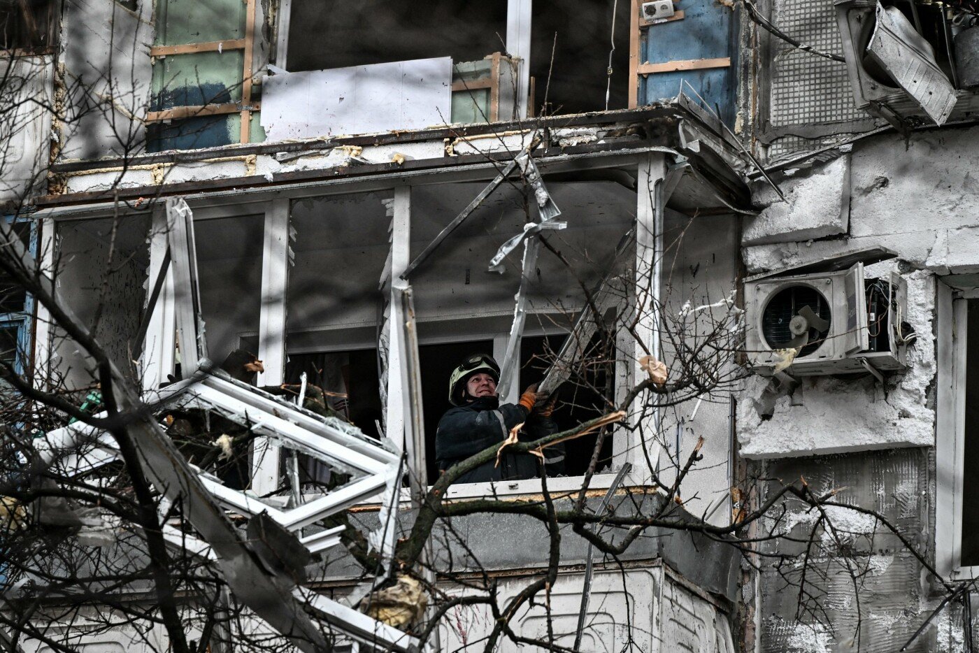 «Летело низко, а потом как ужаснуло»: ночная атака на Запорожье в фотографиях