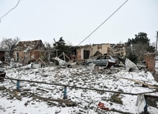 «Мы к дронам уже привыкли. Жужжат… и пусть жужжат»: из прифронтовой Юрковки полицейские вывезли 11 пожилых людей, — ФОТОРЕПОРТАЖ