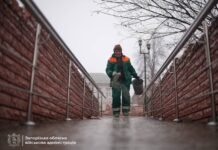 В Запорожье гололедица: на дорогах работает более 50 единиц спецтехники