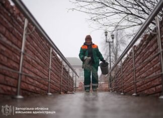 В Запорожье гололедица: на дорогах работает более 50 единиц спецтехники