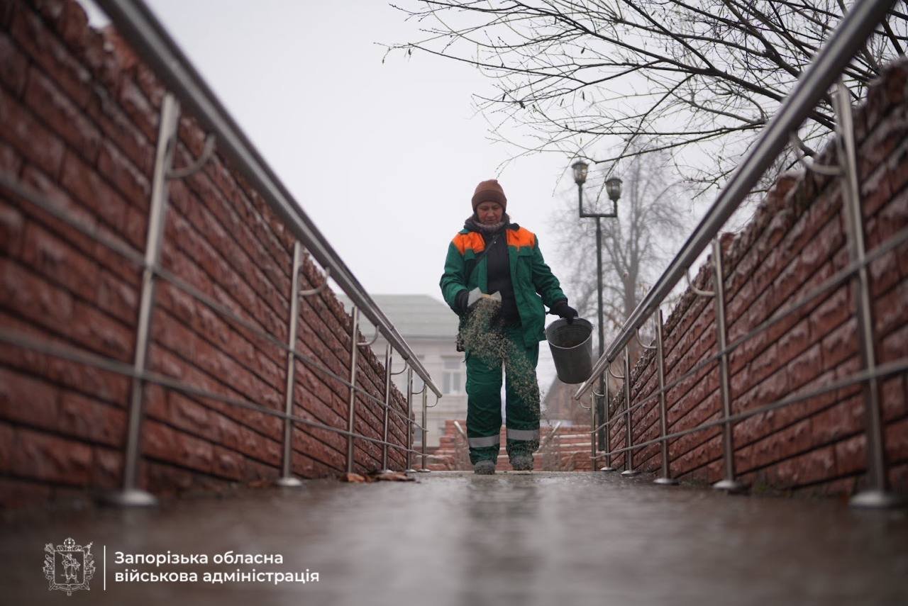 В Запорожье гололедица: на дорогах работает более 50 единиц спецтехники