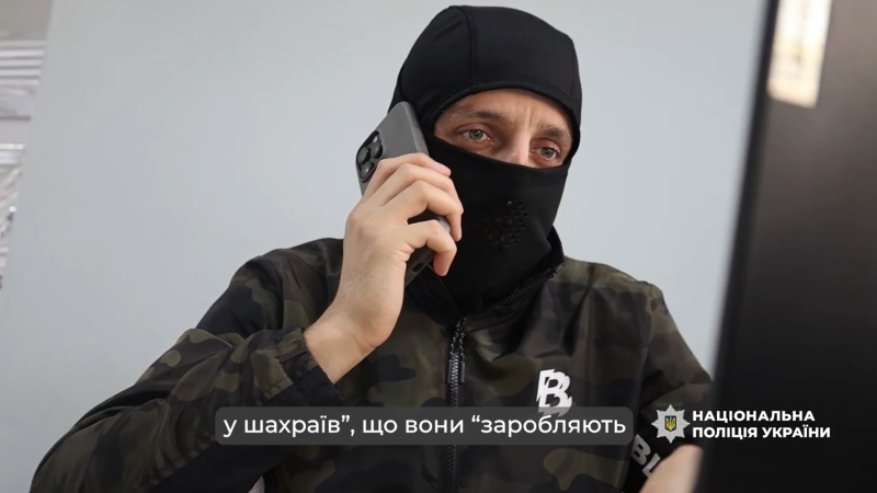 В Запорожье полиция помогла вернуть пенсионерке почти 10 тысяч долларов, которые она отдала телефонным мошенникам