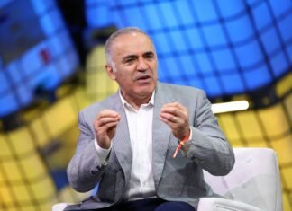 Каспаров рассказал, закончится ли война, пока Путин остается у власти