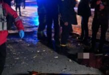 В результате вечернего удара по городу погибли два человека, еще по меньшей мере семь ранены